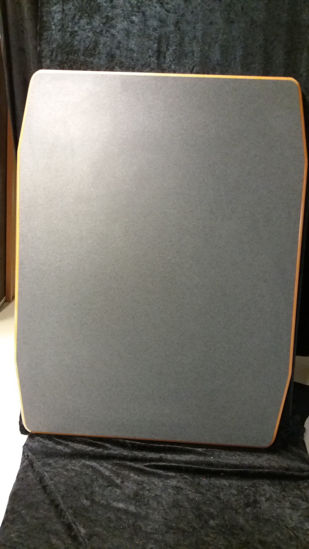 Billede af Bordplade - grå med sorte nister. 68 x 88 cm (Brugt)